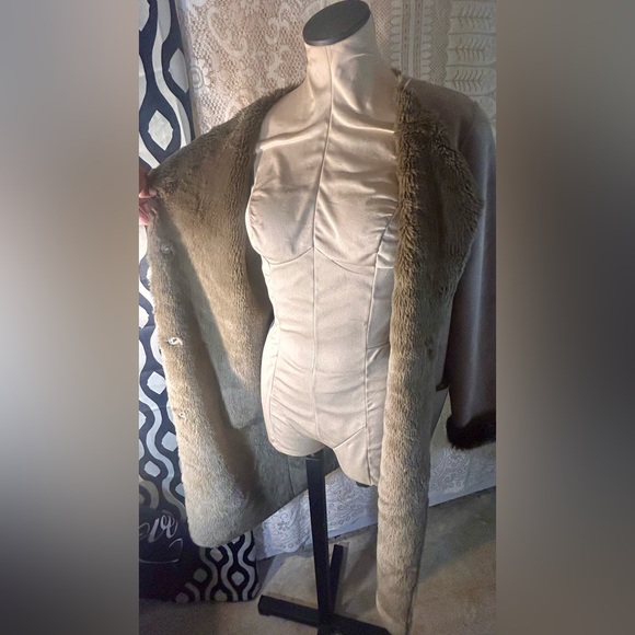 •SALE•Faux Fur Lightweight casual Jacket: EUC - Picture 7 of 9